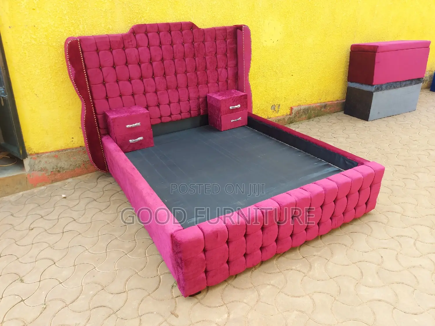 Comfortable 5X6 Bed With Two Bedside Drawers