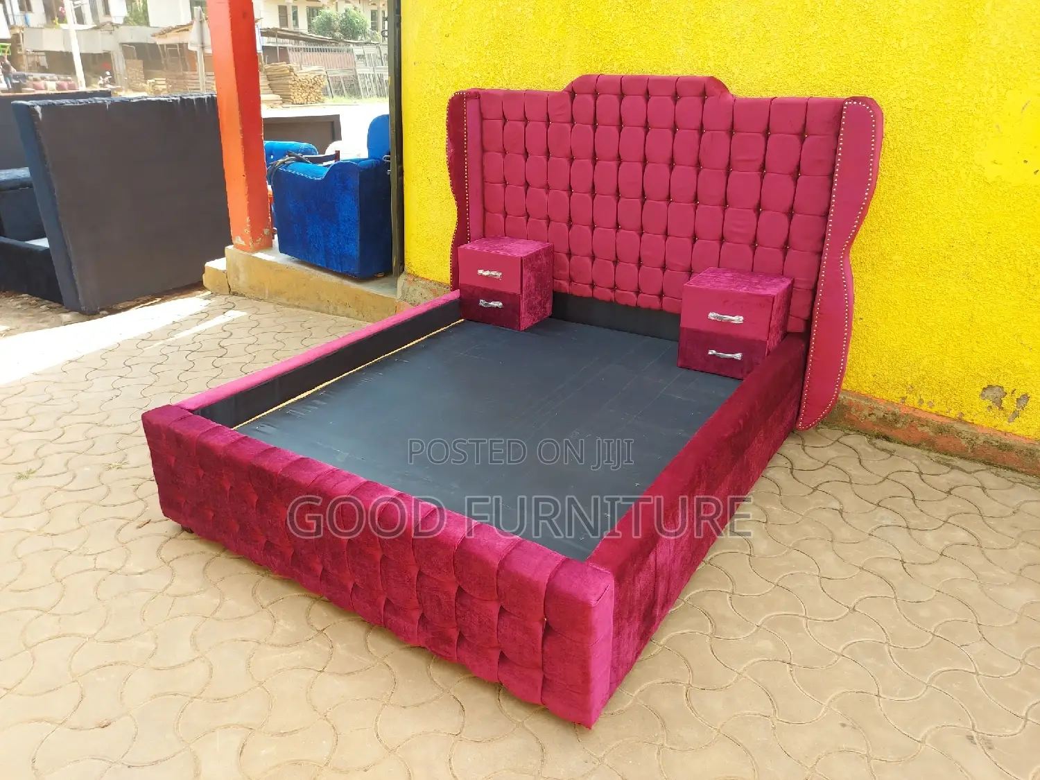 Comfortable 5X6 Bed With Two Bedside Drawers