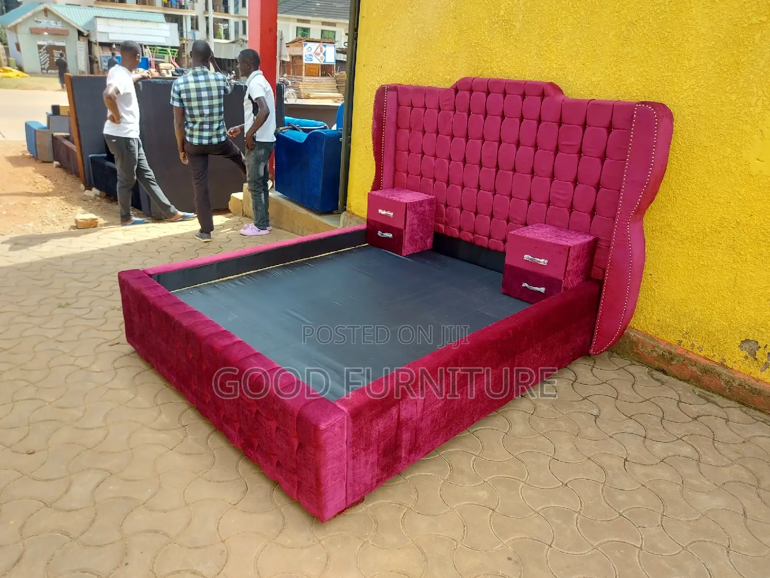 Comfortable 5X6 Bed With Two Bedside Drawers
