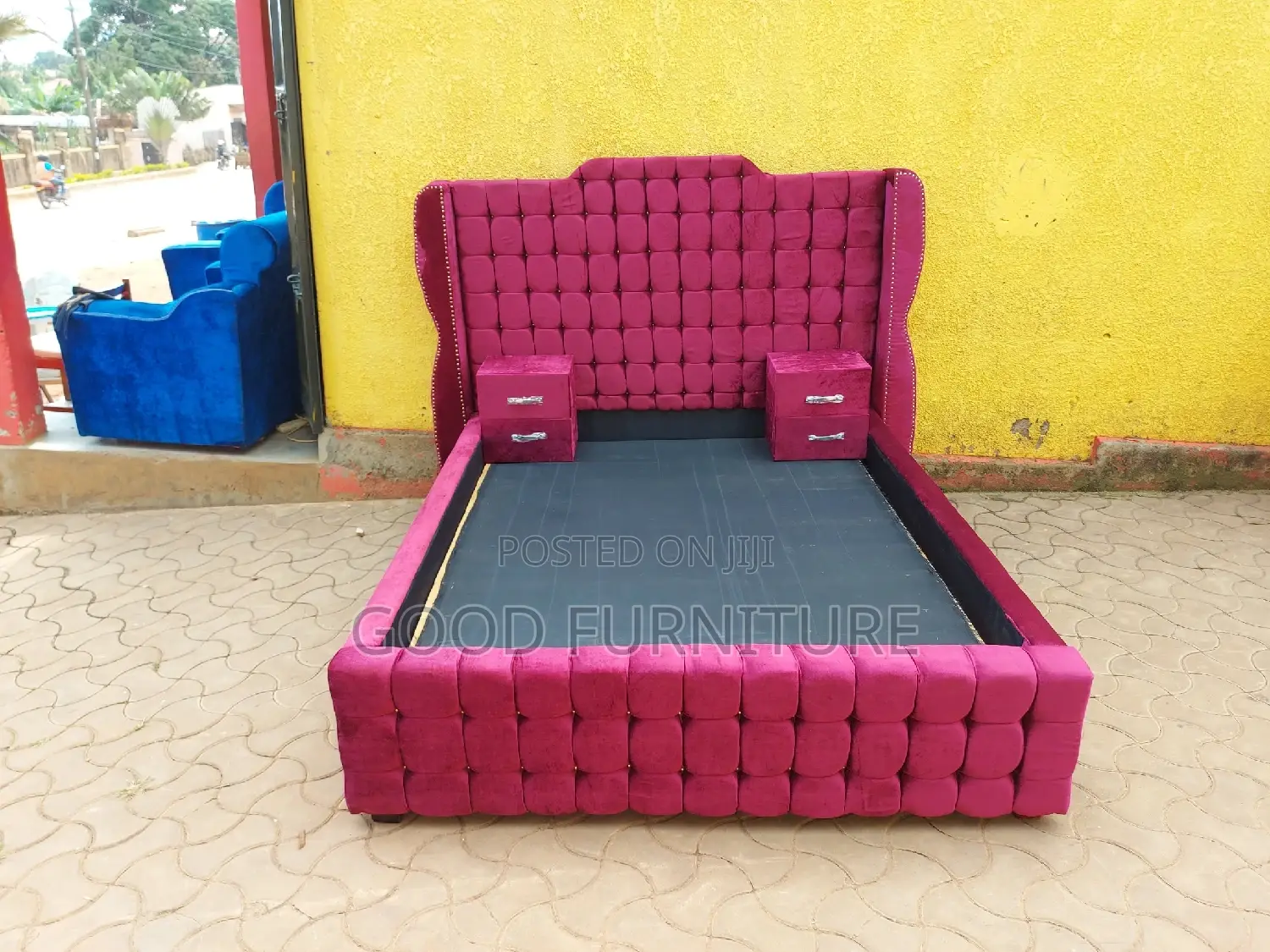 Comfortable 5X6 Bed With Two Bedside Drawers