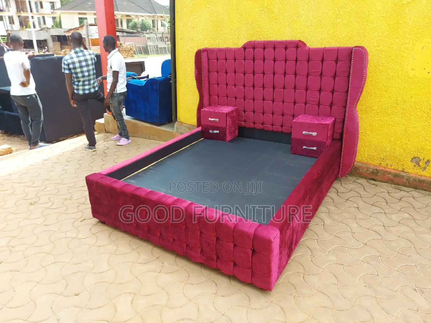 Comfortable 5X6 Bed With Two Bedside Drawers