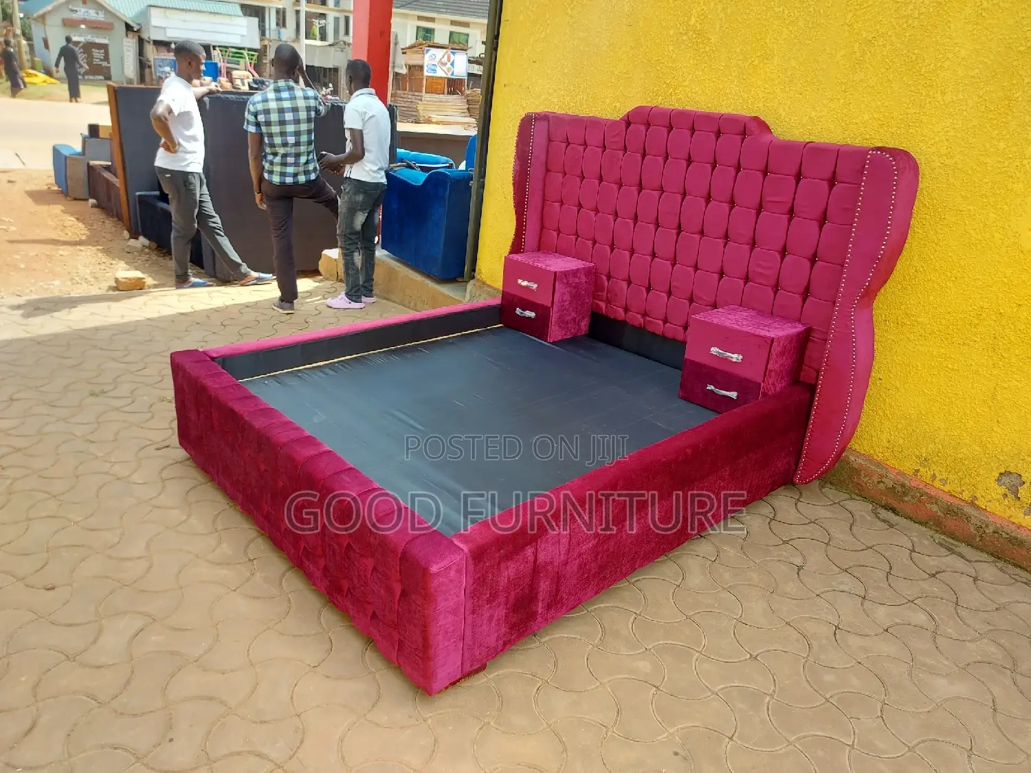 Comfortable 5X6 Bed With Two Bedside Drawers
