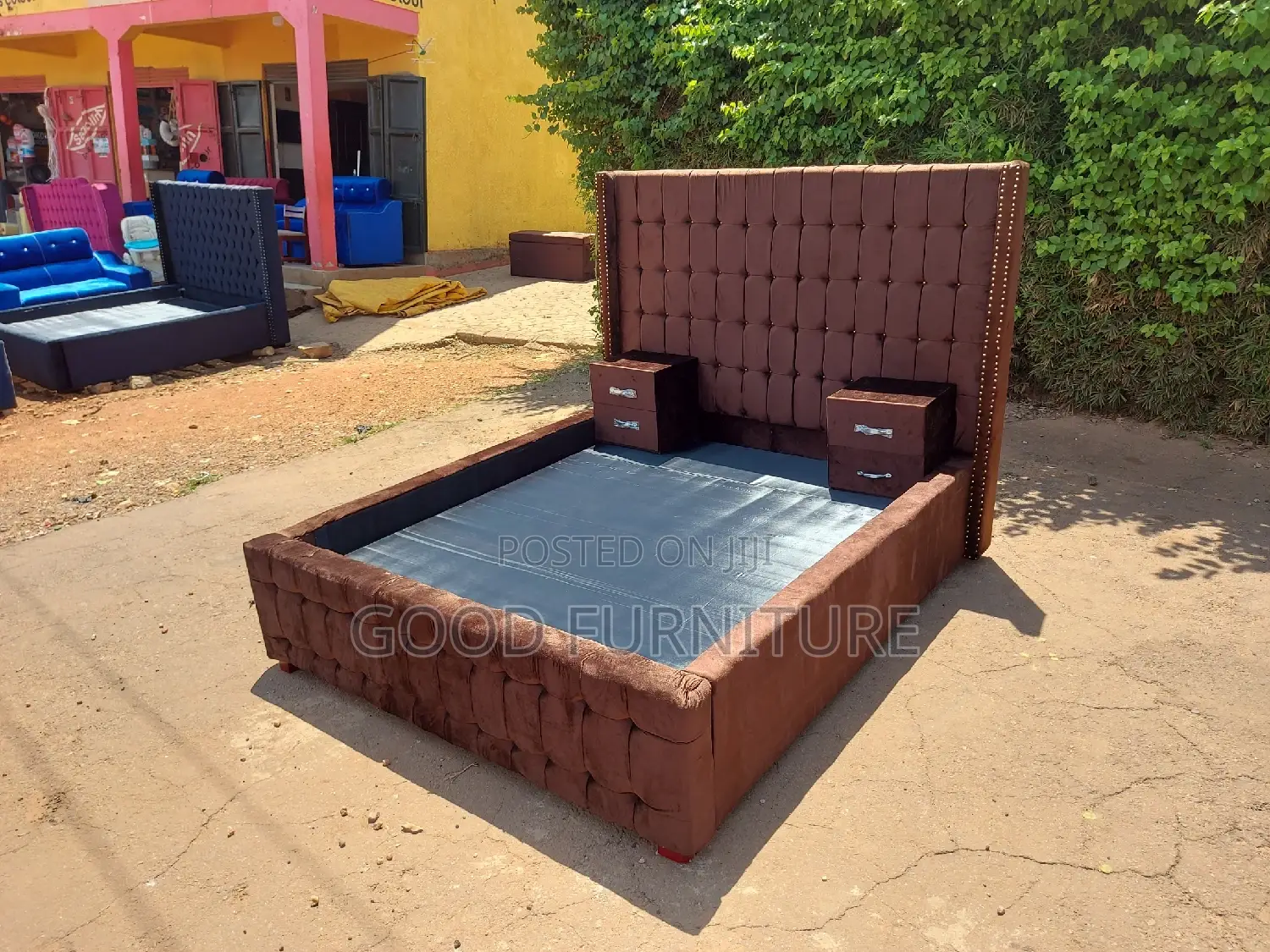 Luxurious Brown 5X6 Bed With Two Bedside Drawers