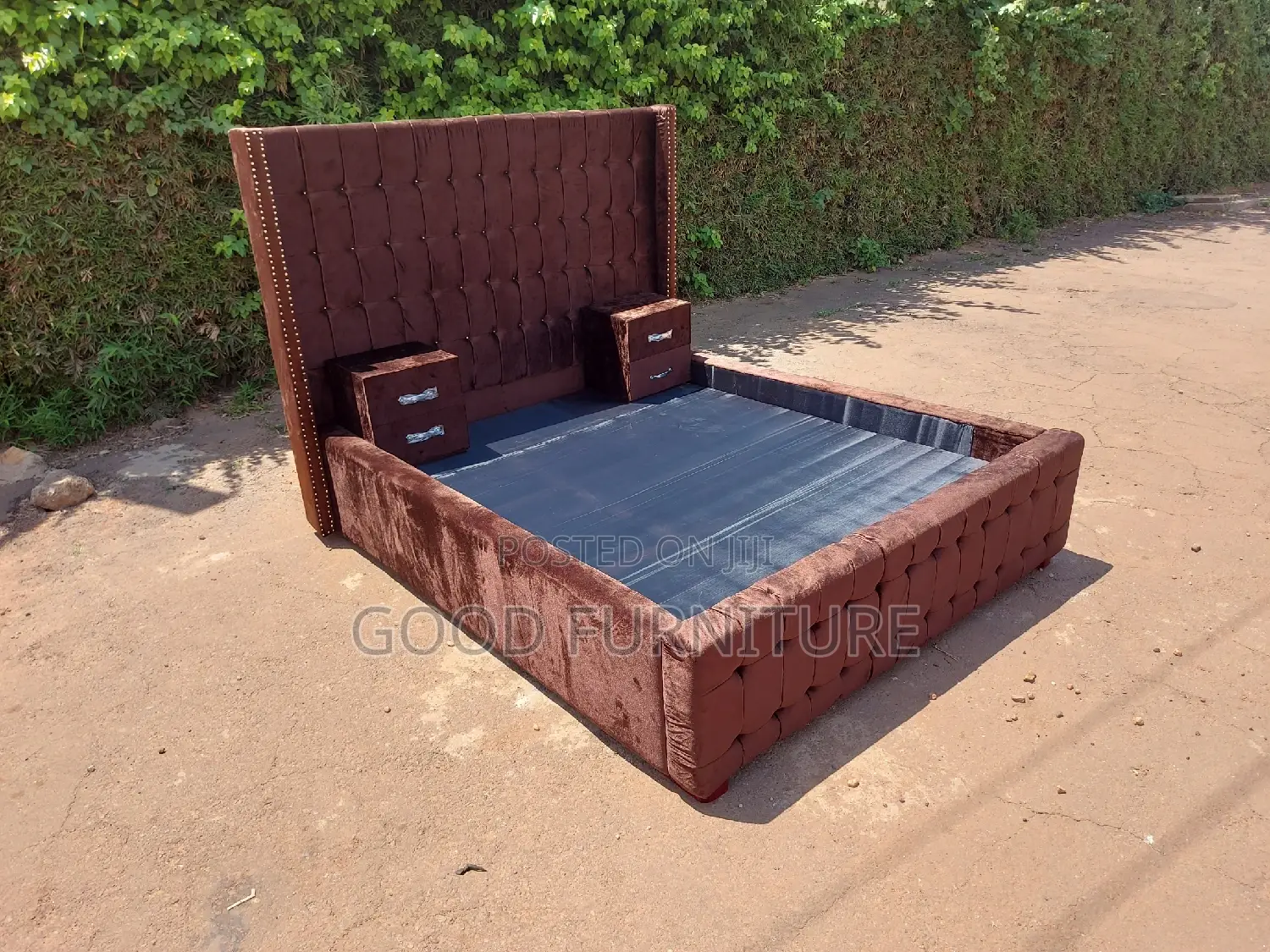 Luxurious Brown 5X6 Bed With Two Bedside Drawers