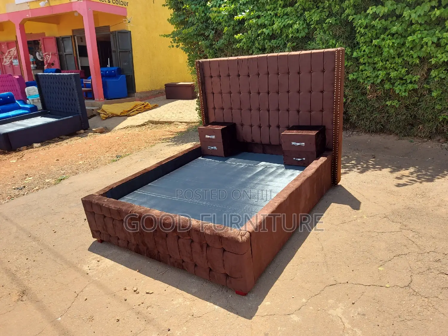 Luxurious Brown 5X6 Bed With Two Bedside Drawers