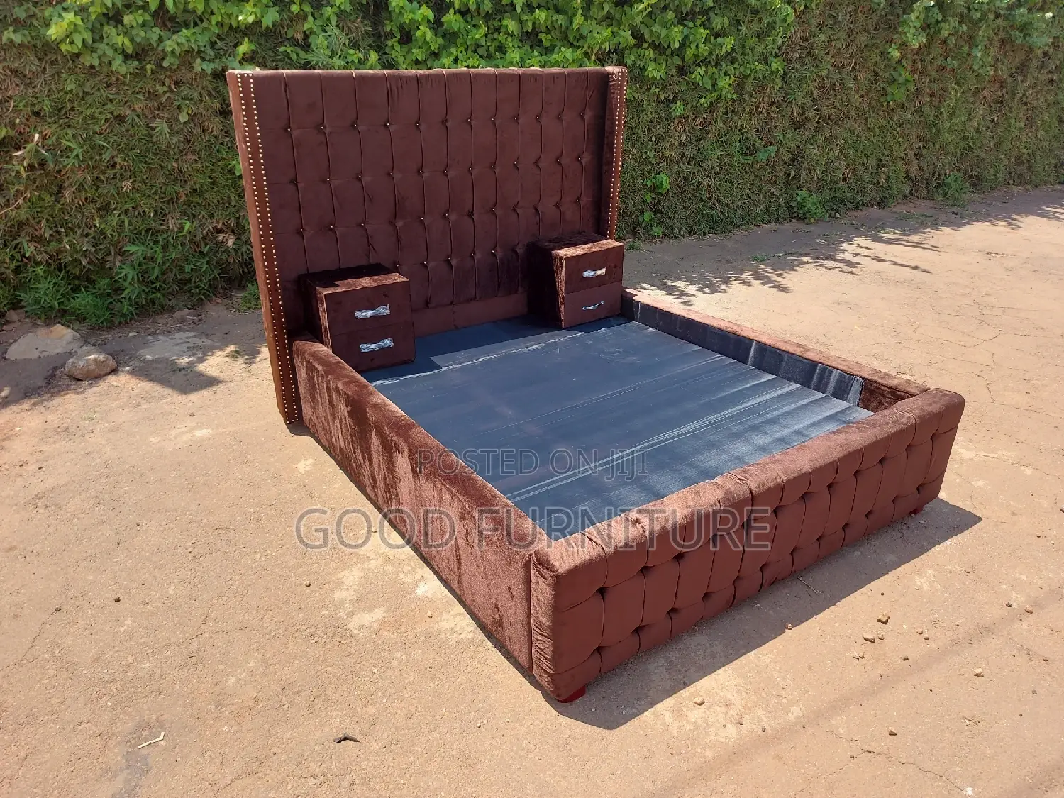 Luxurious Brown 5X6 Bed With Two Bedside Drawers