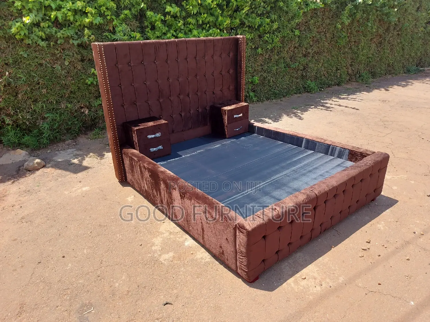 Luxurious Brown 5X6 Bed With Two Bedside Drawers