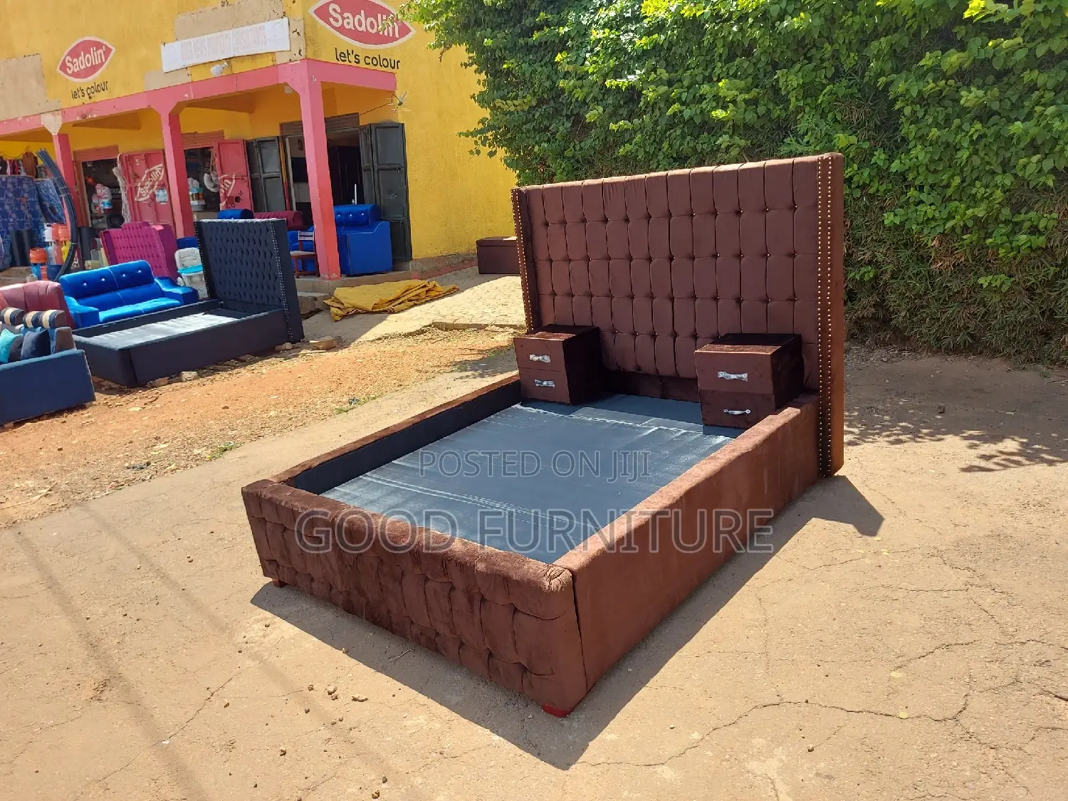 Luxurious Brown 5X6 Bed With Two Bedside Drawers