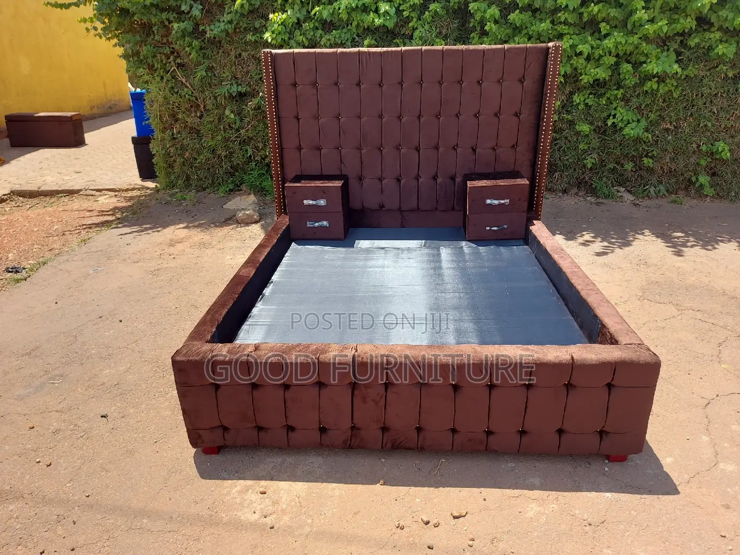Luxurious Brown 5X6 Bed With Two Bedside Drawers