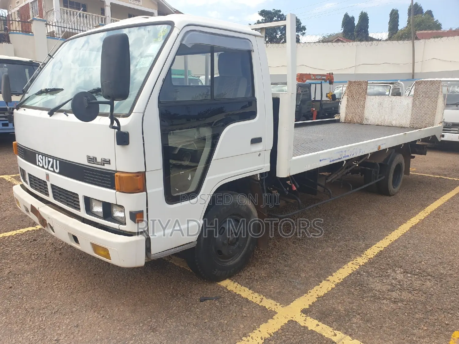 Isuzu Elf Lowbed