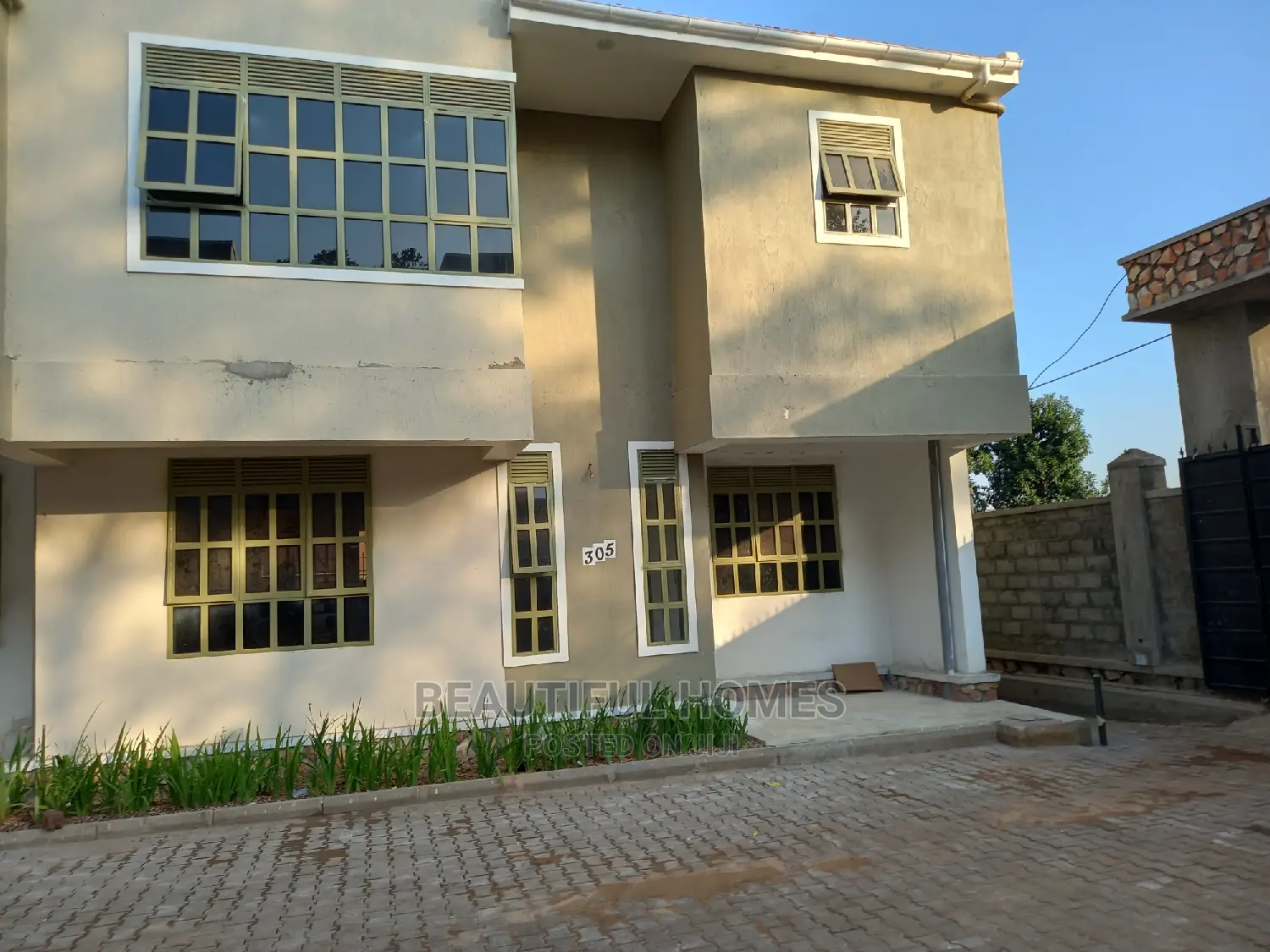 Furnished 5bdrm Duplex in Kira for sale