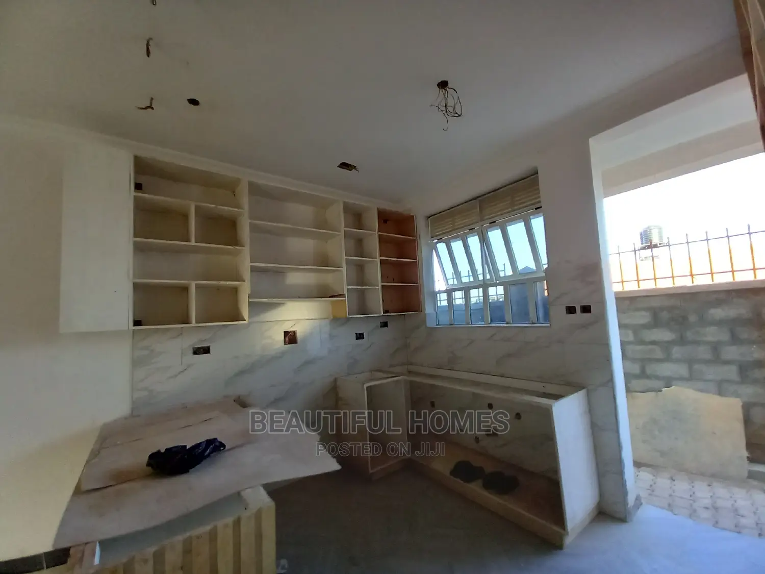 Furnished 5bdrm Duplex in Kira for sale