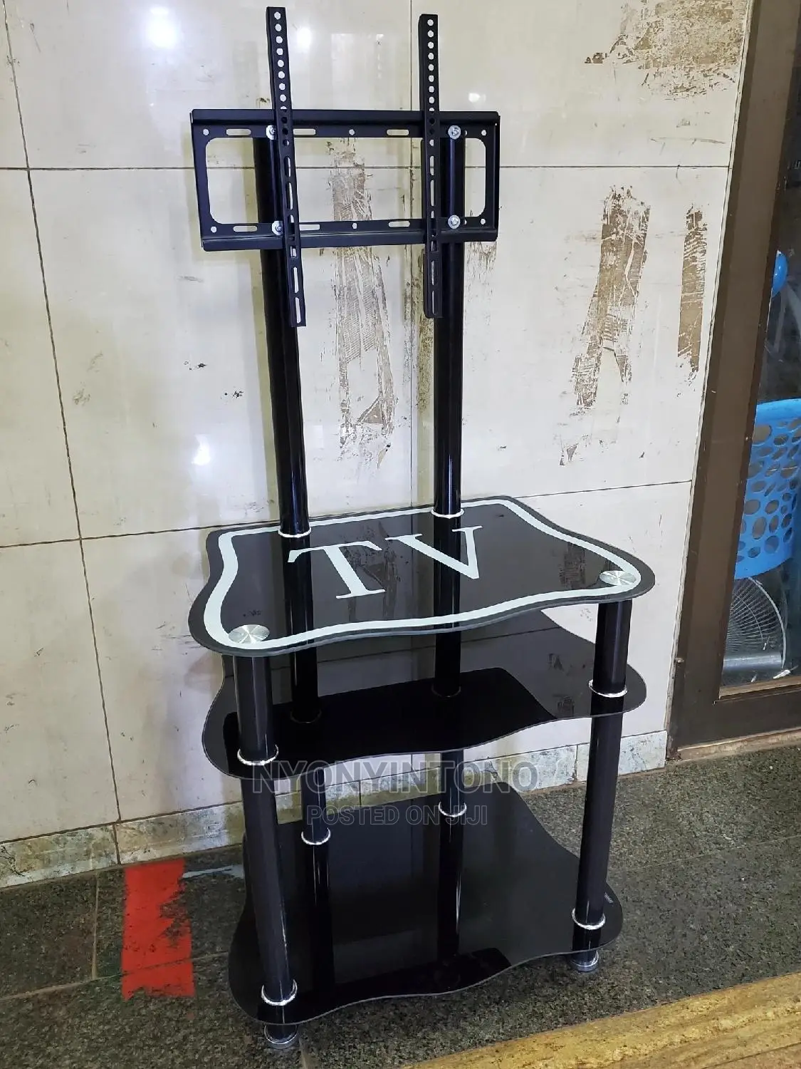 Very Strong Glass Tv Stand With Space for Woofers Speakers