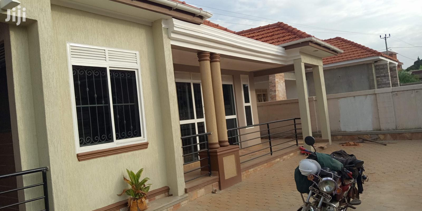 Kiira Kito Tarmack Close Pretty Home on Sell
