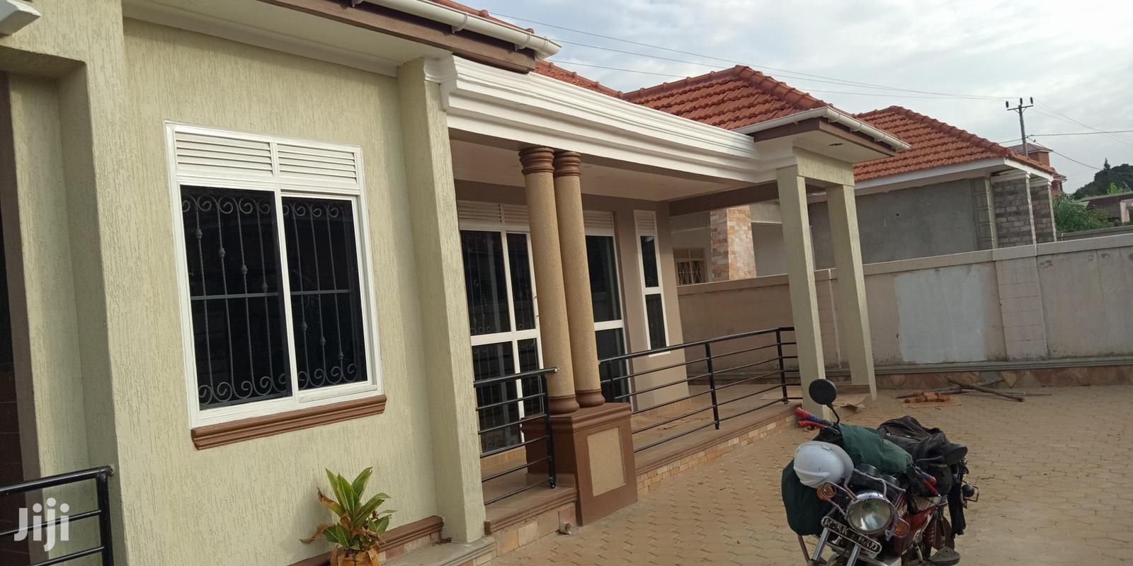 Kiira Kito Tarmack Close Pretty Home on Sell
