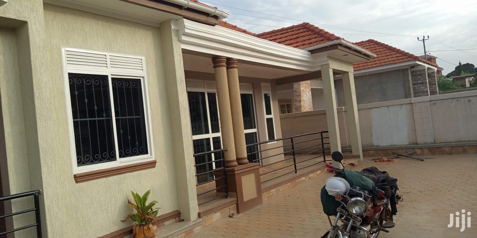 Kiira Kito Tarmack Close Pretty Home on Sell