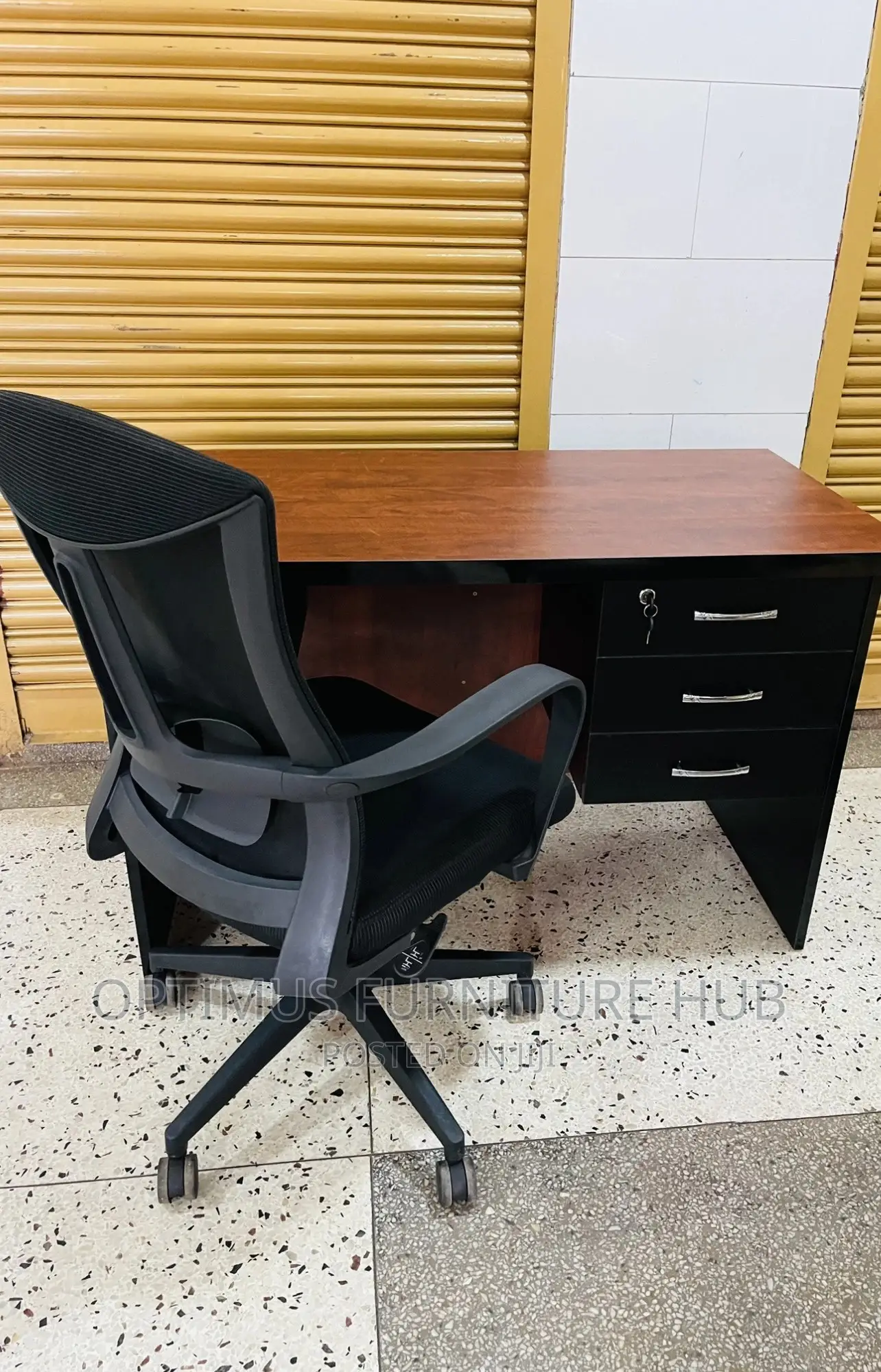 Office Chair (Curve) and Desk