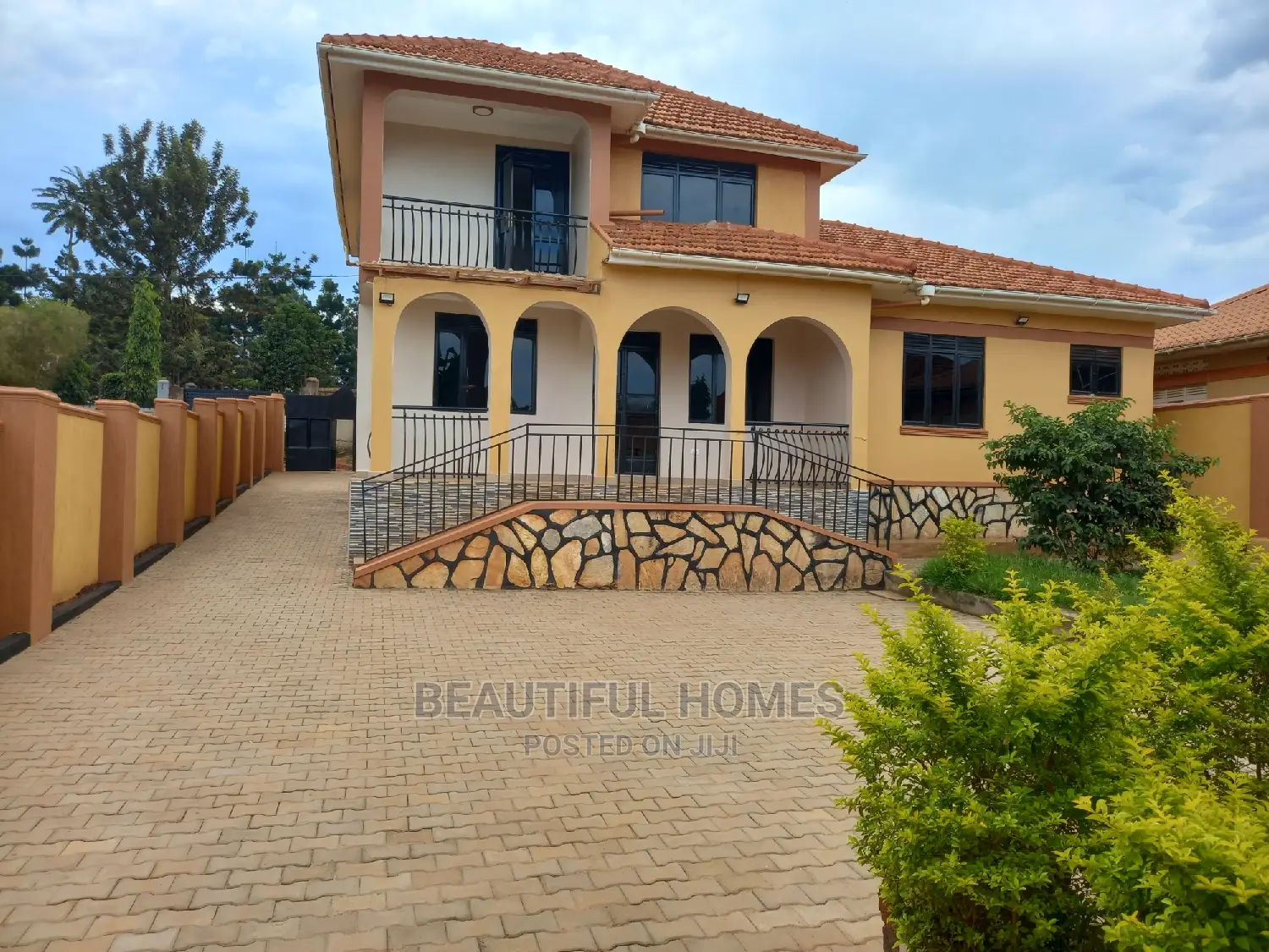 Furnished 5bdrm Duplex in Kira for sale