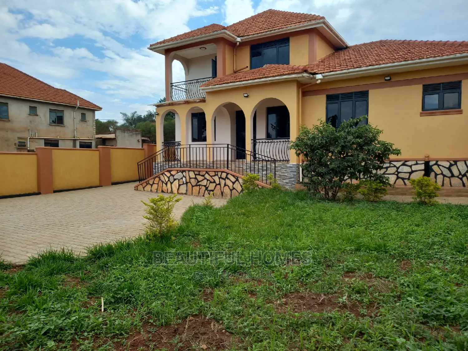 Furnished 5bdrm Duplex in Kira for sale