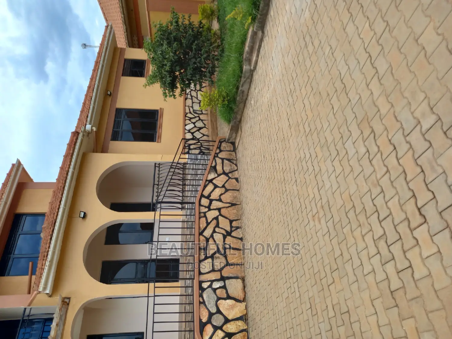 Furnished 5bdrm House in Kira for sale