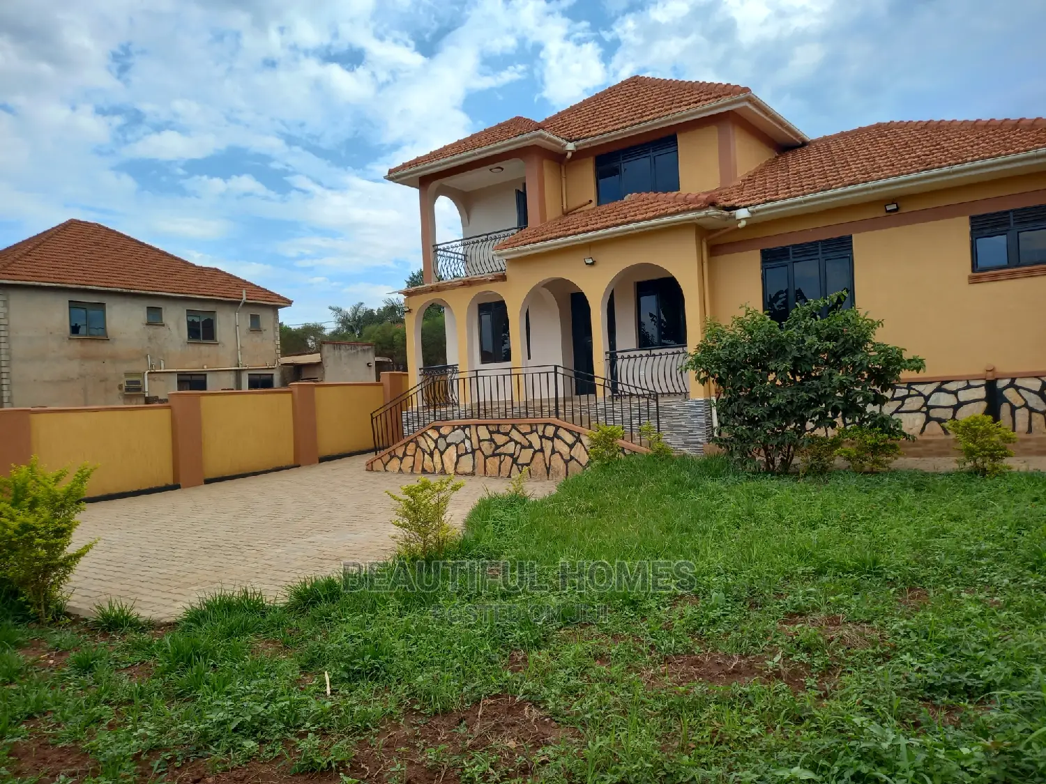 Furnished 5bdrm House in Kira for sale