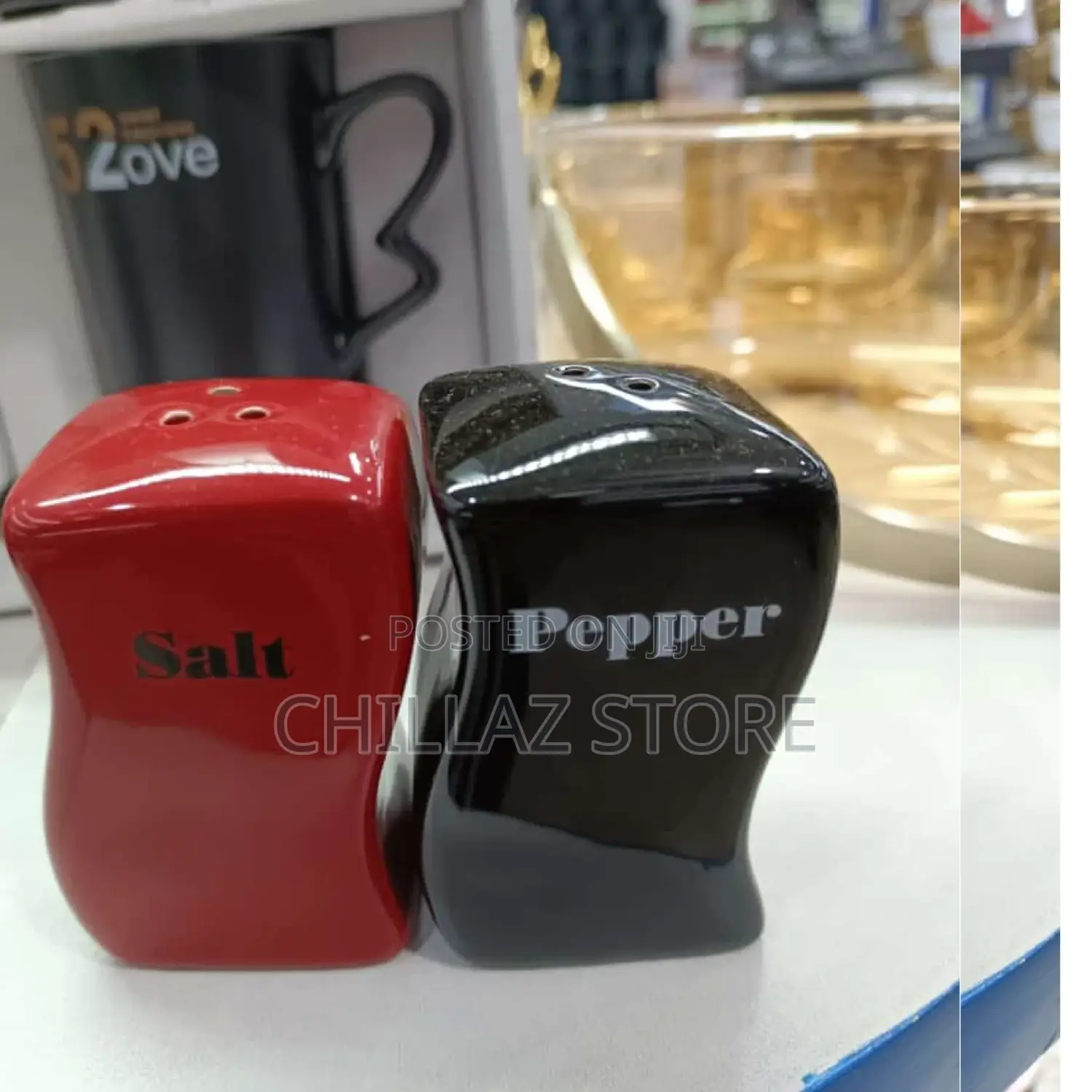 1pc Salt and Pepper Shaker.