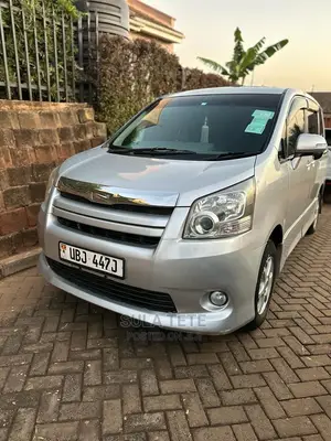 Toyota Noah 2.0 143hp AWD (7 Seater) 2009 Silver
