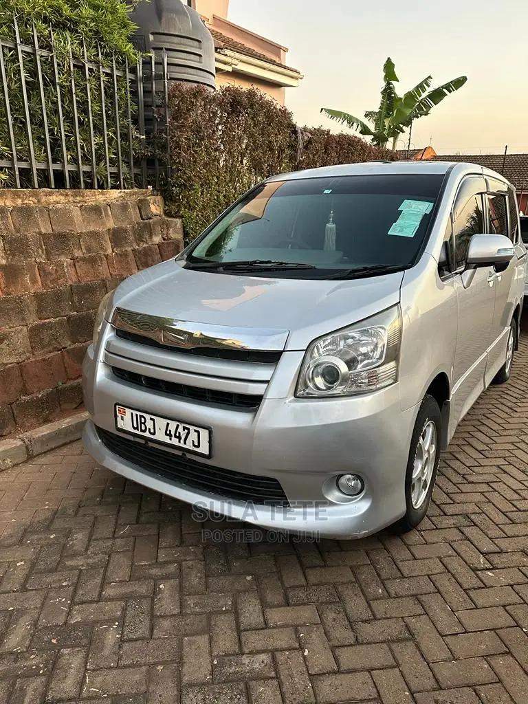 Toyota Noah 2.0 143hp AWD (7 Seater) 2009 Silver