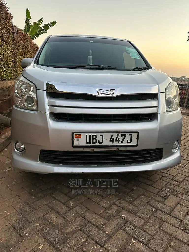 Toyota Noah 2.0 143hp AWD (7 Seater) 2009 Silver