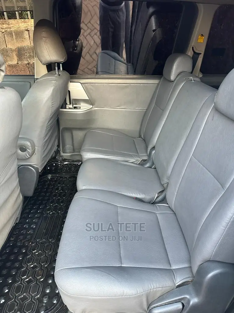 Toyota Noah 2.0 143hp AWD (7 Seater) 2009 Silver