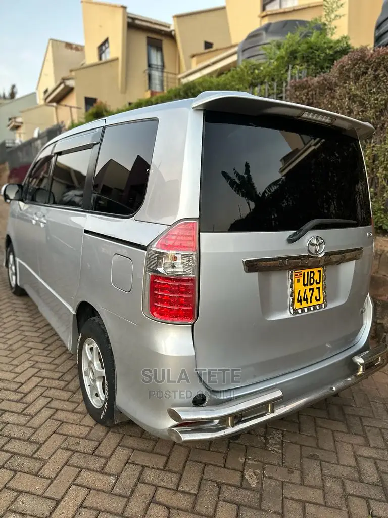 Toyota Noah 2.0 143hp AWD (7 Seater) 2009 Silver