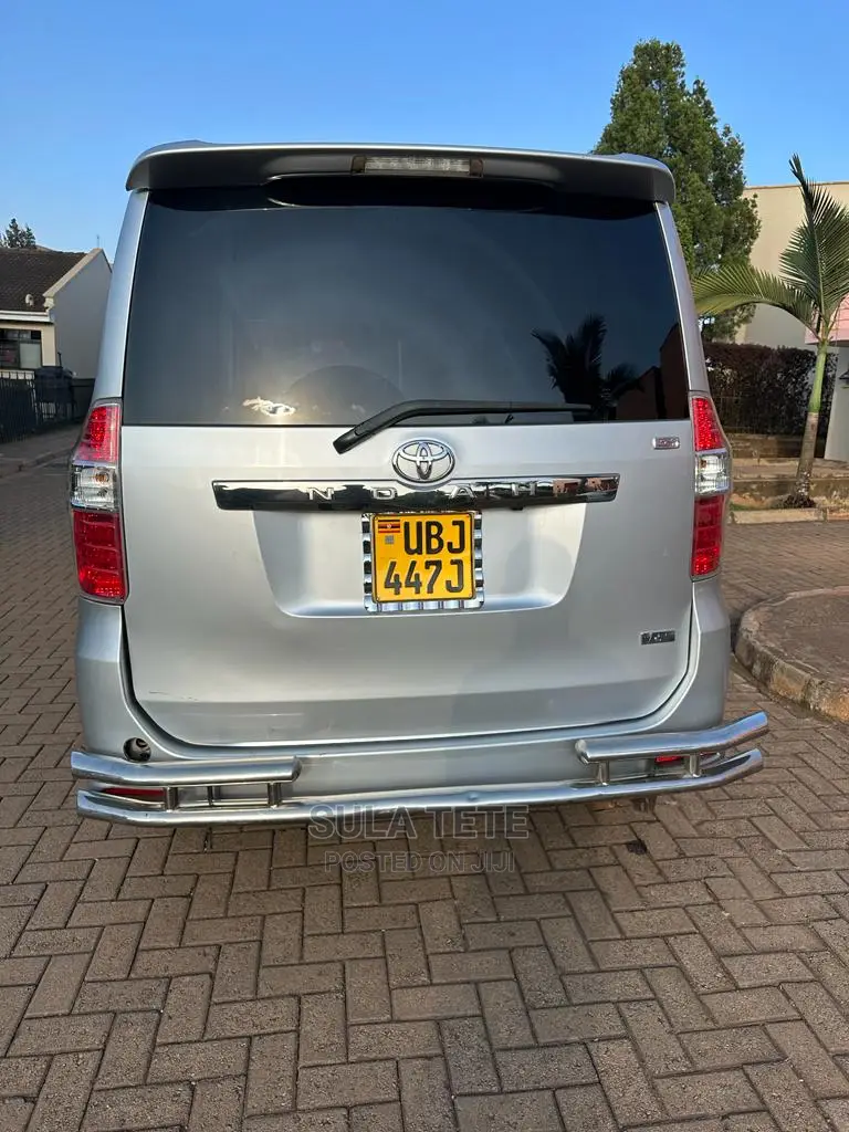 Toyota Noah 2.0 143hp AWD (7 Seater) 2009 Silver