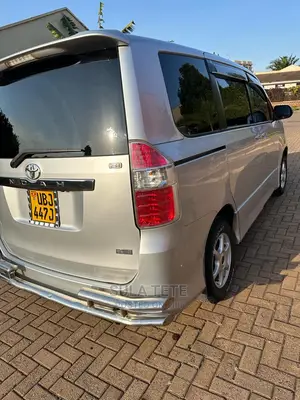 Toyota Noah 2.0 143hp AWD (7 Seater) 2009 Silver