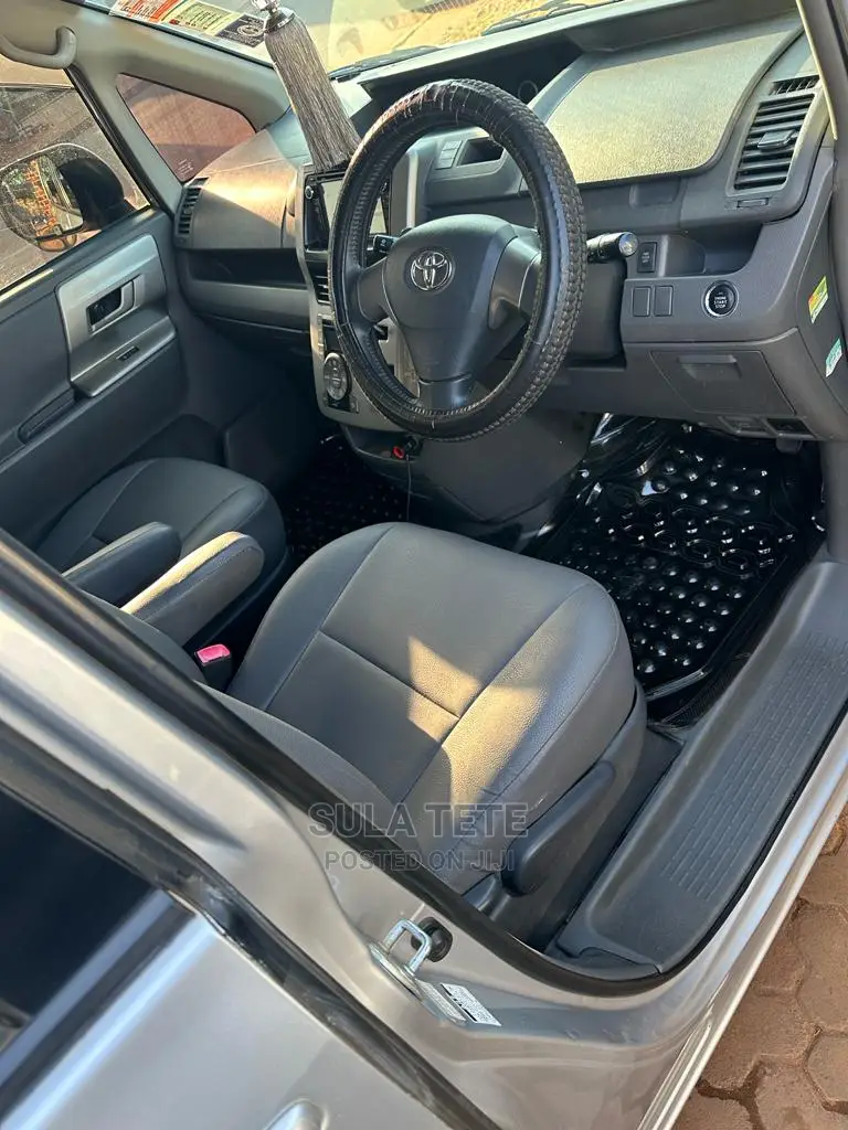 Toyota Noah 2.0 143hp AWD (7 Seater) 2009 Silver