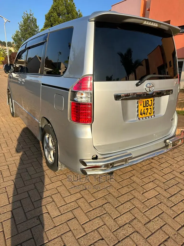 Toyota Noah 2.0 143hp AWD (7 Seater) 2009 Silver