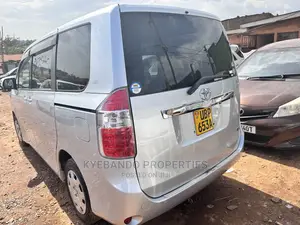Toyota Noah 2.0 158hp FWD (7 Seater) 2010 Silver