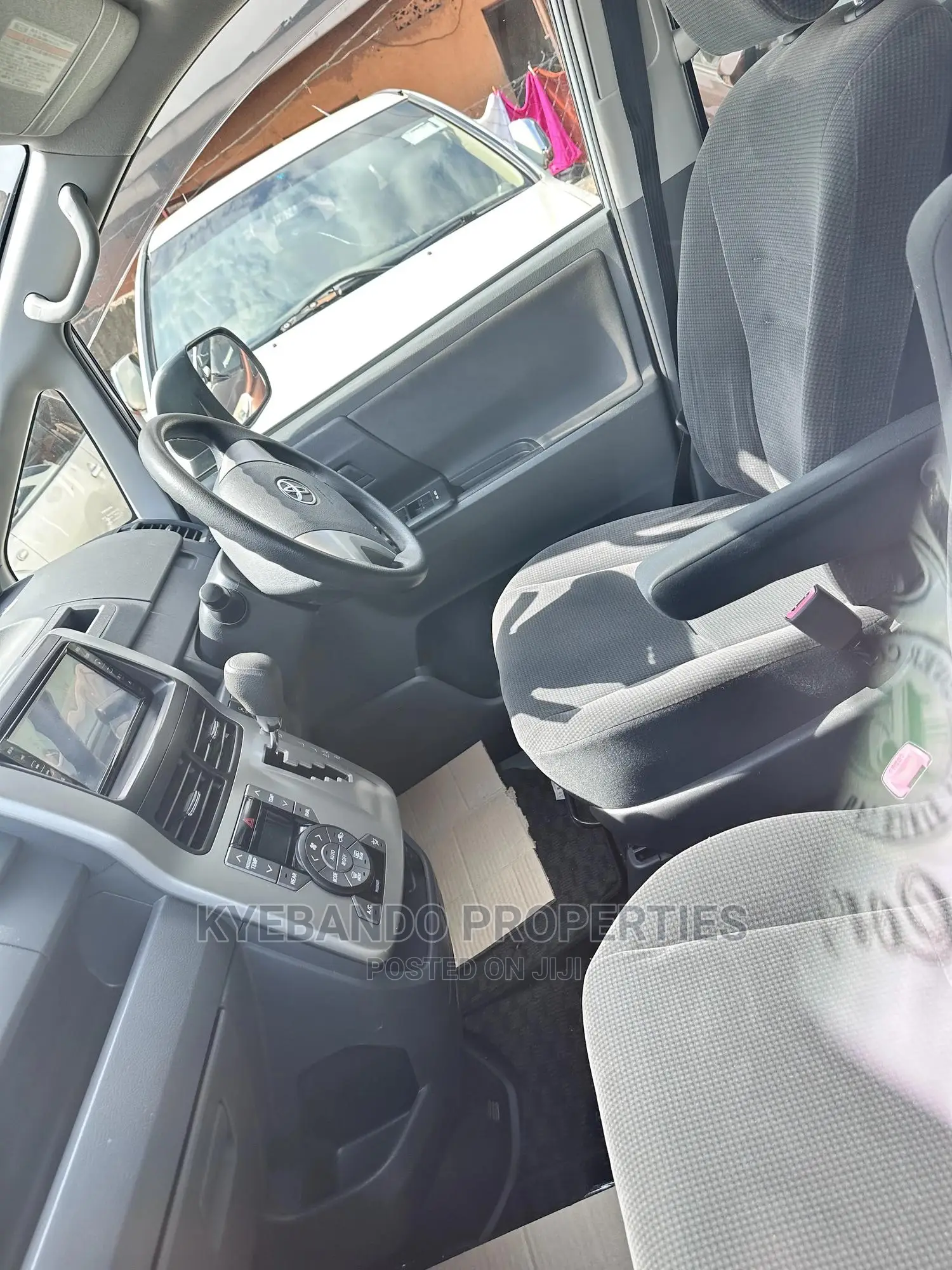 Toyota Noah 2.0 158hp FWD (7 Seater) 2010 Silver