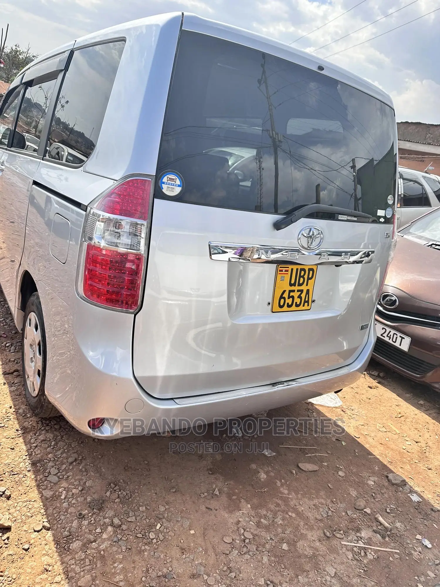 Toyota Noah 2.0 158hp FWD (7 Seater) 2010 Silver