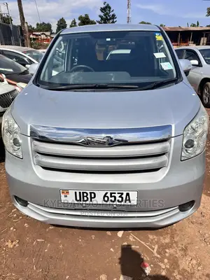 Photo - Toyota Noah 2.0 158hp FWD (7 Seater) 2010 Silver