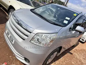 Toyota Noah 2.0 158hp FWD (7 Seater) 2010 Silver