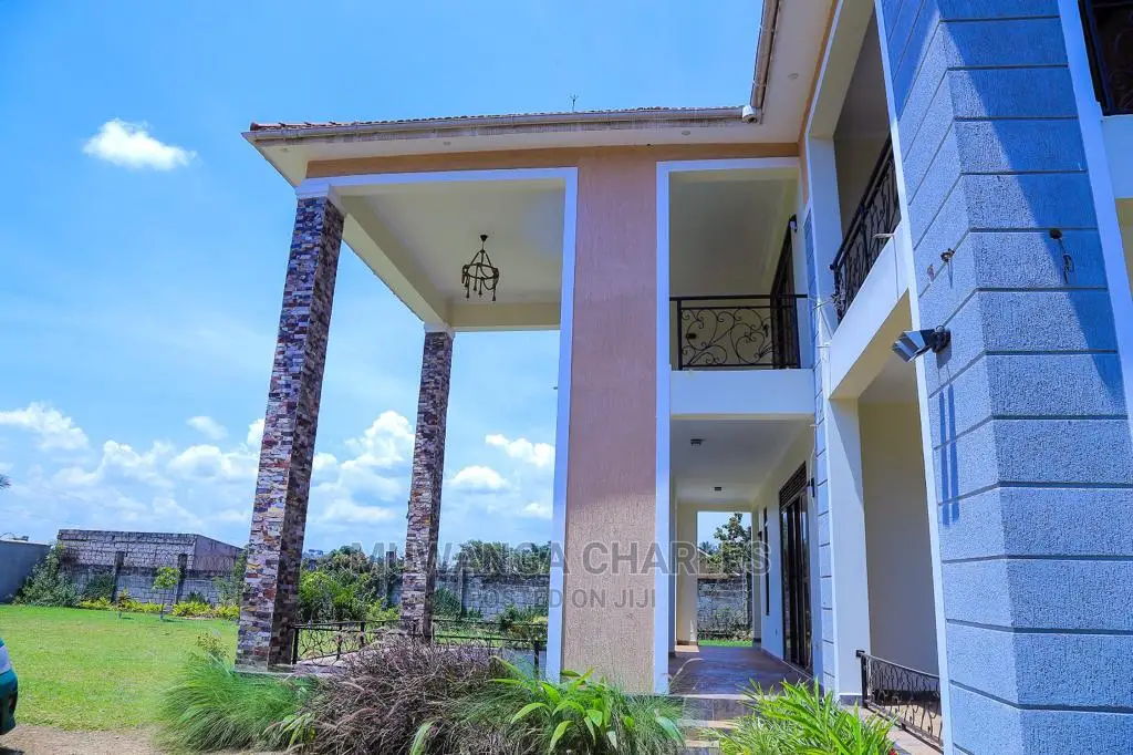 6bdrm Duplex in Fs Properties Ltd, Central Division for sale