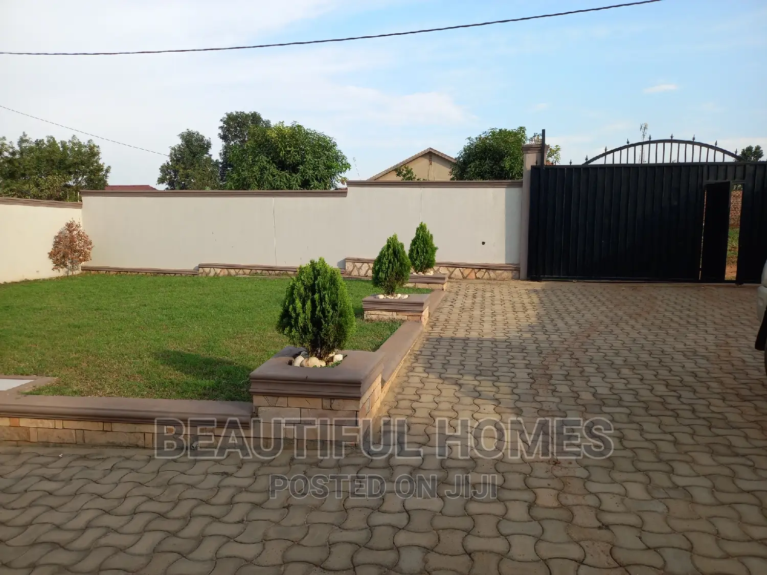 Furnished 4bdrm Maisonette in Kira for sale