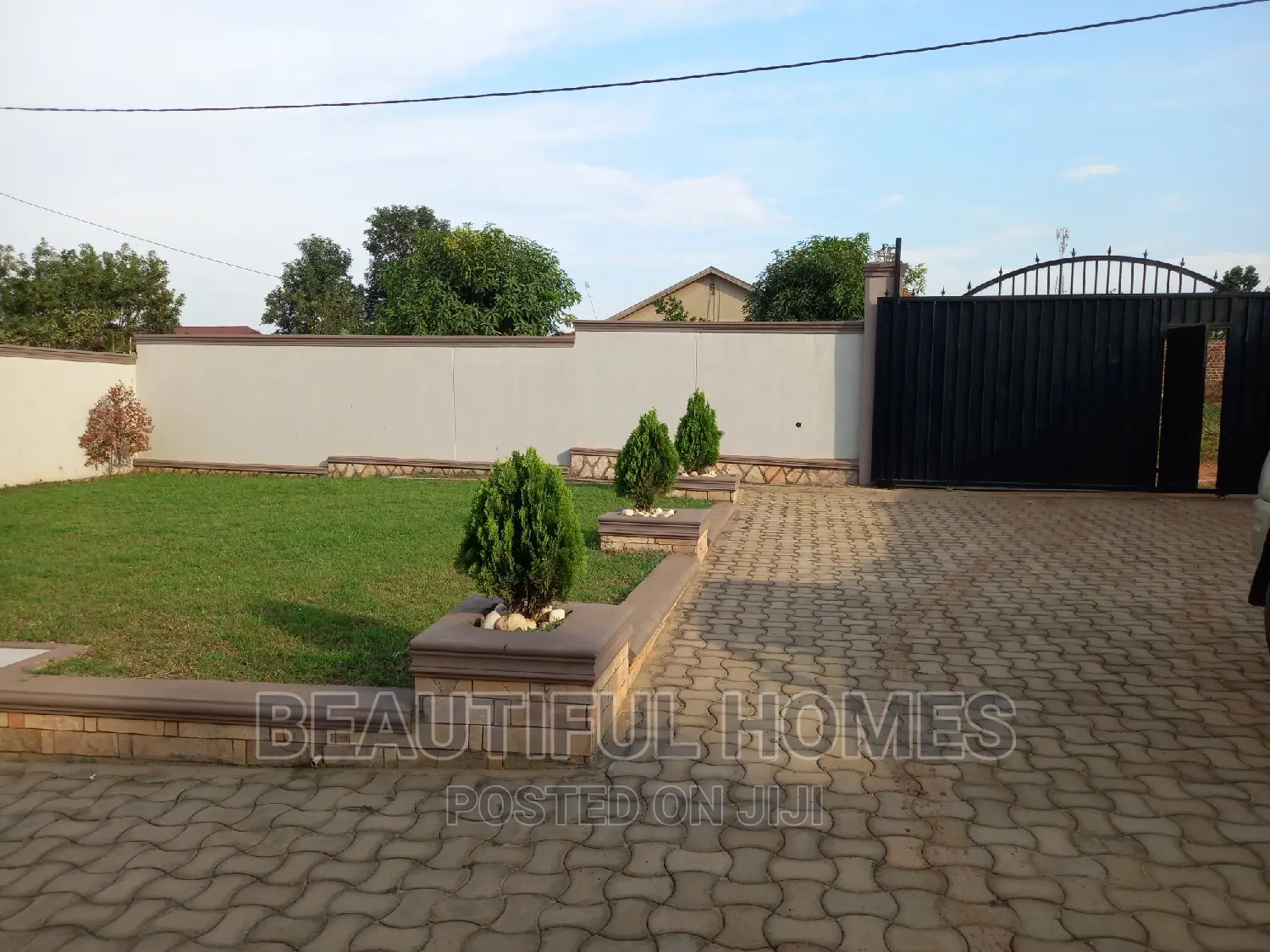 Furnished 4bdrm Maisonette in Kira for sale