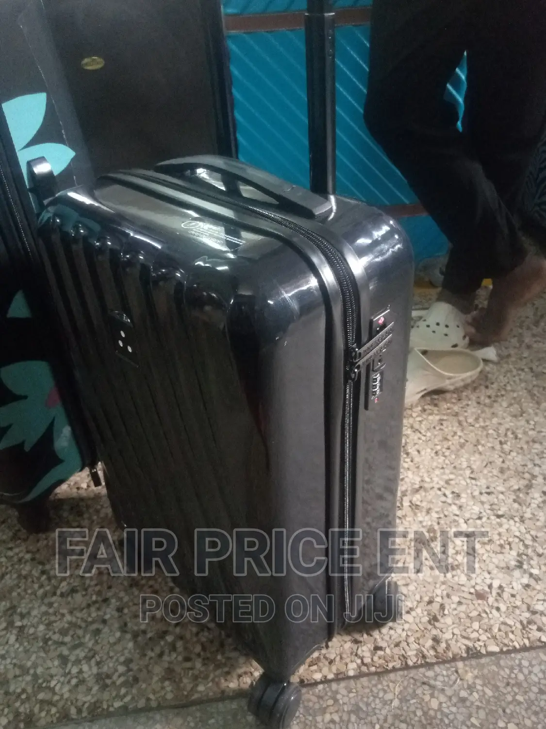 Classy Plastic Traveling Suitcases.Medium.( Black)