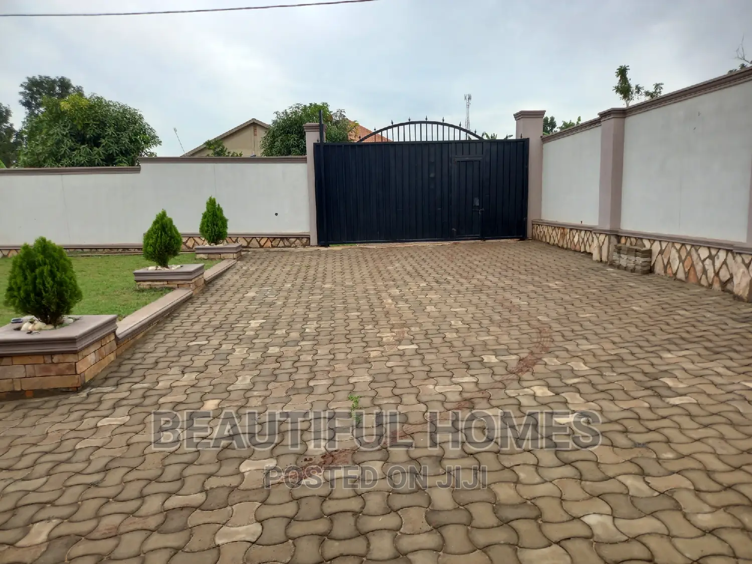 Furnished 4bdrm House in Kira for sale