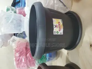 Photo - Plastic Flower Pots