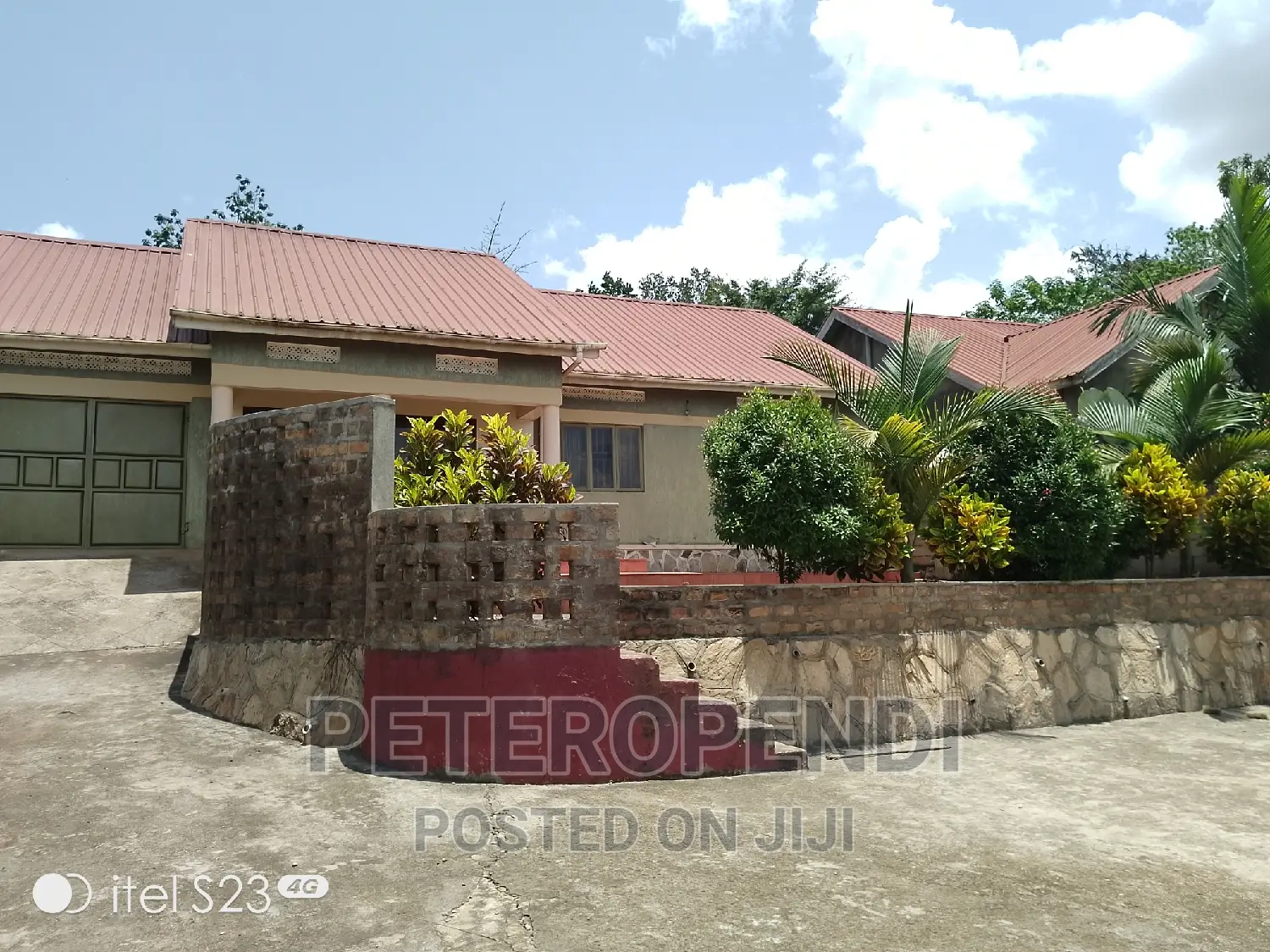 3bdrm Bungalow in Kira for sale