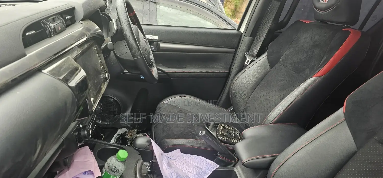 Toyota Hilux 2022 White