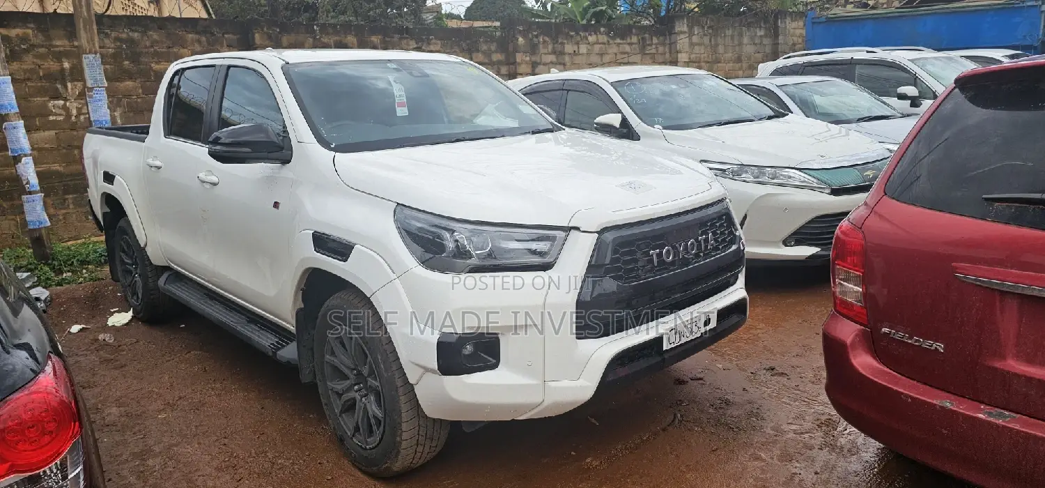 Toyota Hilux 2022 White