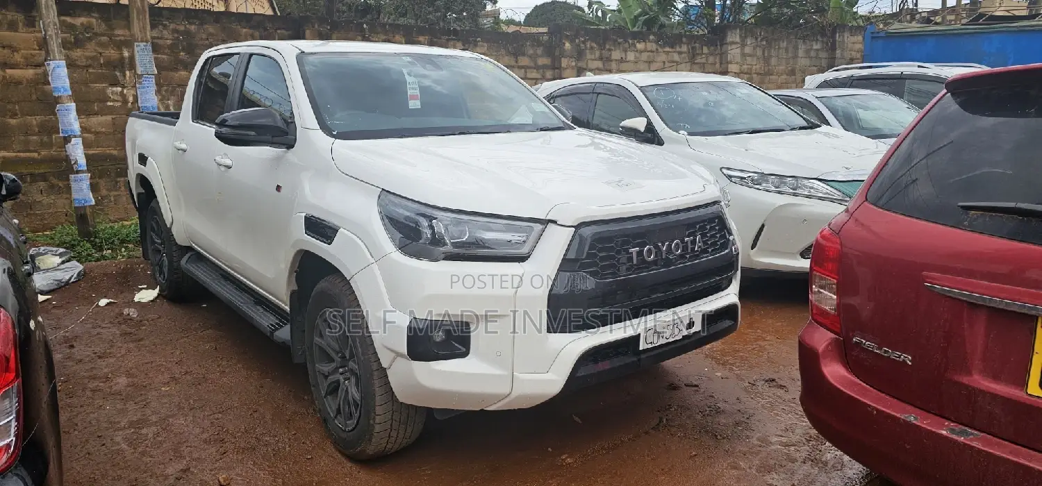 Toyota Hilux 2022 White